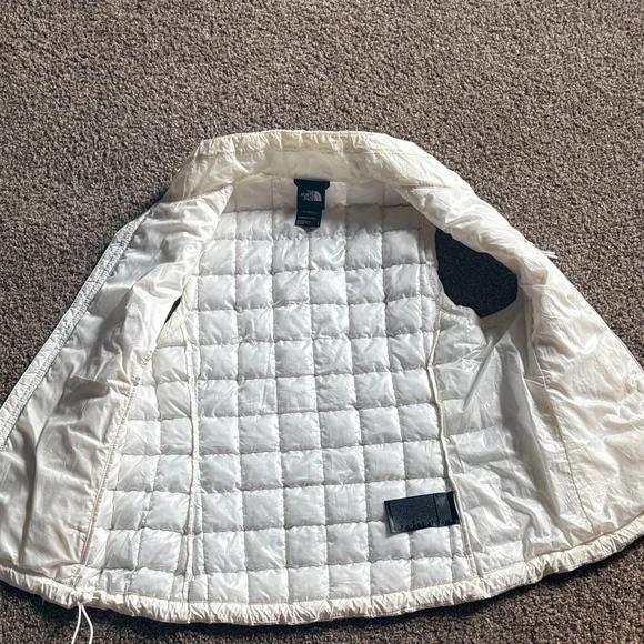 The North Face Women's Ivory Quilted Vest - Picture 8 of 8